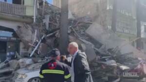 Georgia, crolla edificio di sette piani a Batumi: soccorritori cercano superstiti
