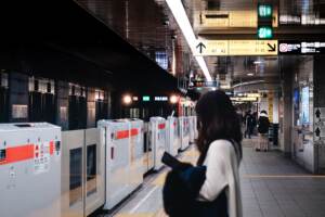 Giappone: terremoto nell’area di Tokyo, 30 feriti, stop a treni e metro