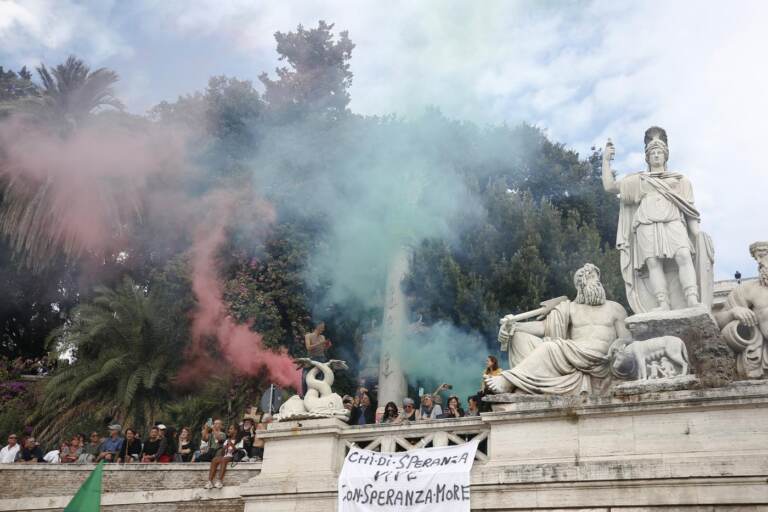 Roma, scontri durante la manifestazione dei No Green Pass