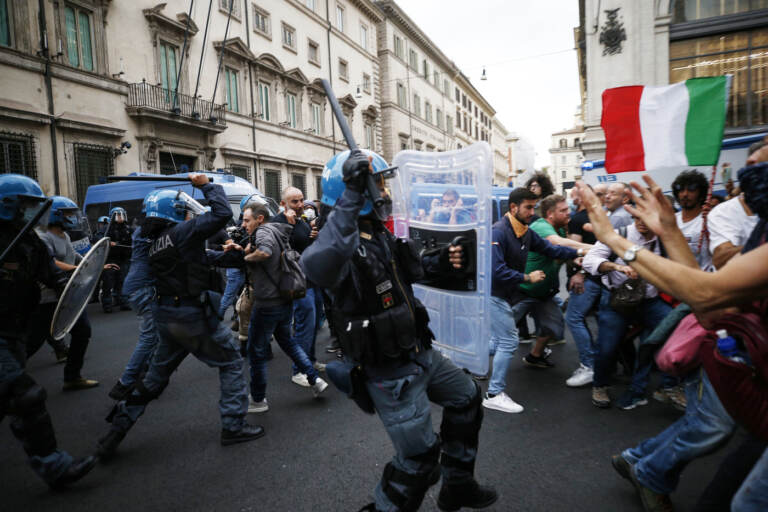 Roma, scontri durante la manifestazione dei No Green Pass