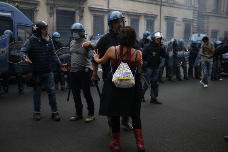 Roma, scontri durante la manifestazione dei No Green Pass