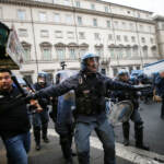 Roma, scontri durante la manifestazione dei No Green Pass