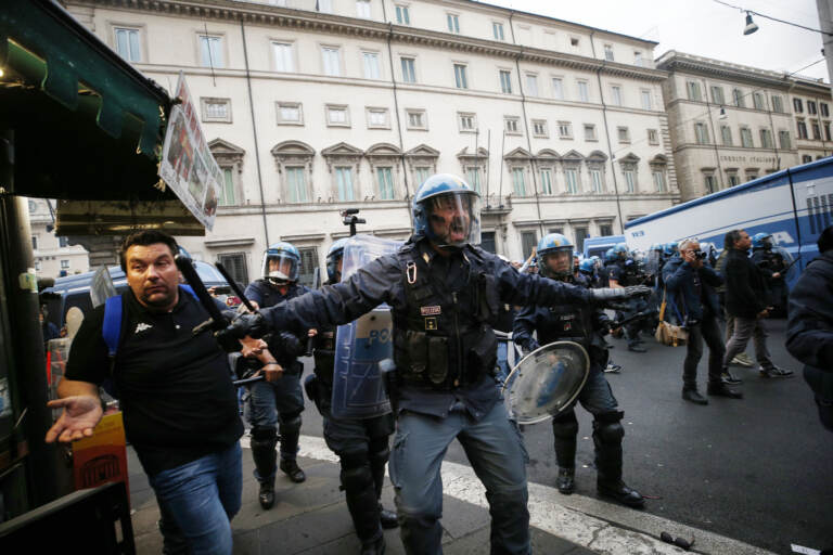 Roma, scontri durante la manifestazione dei No Green Pass