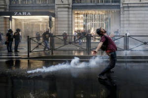 Roma, scontri durante la manifestazione dei No Green Pass