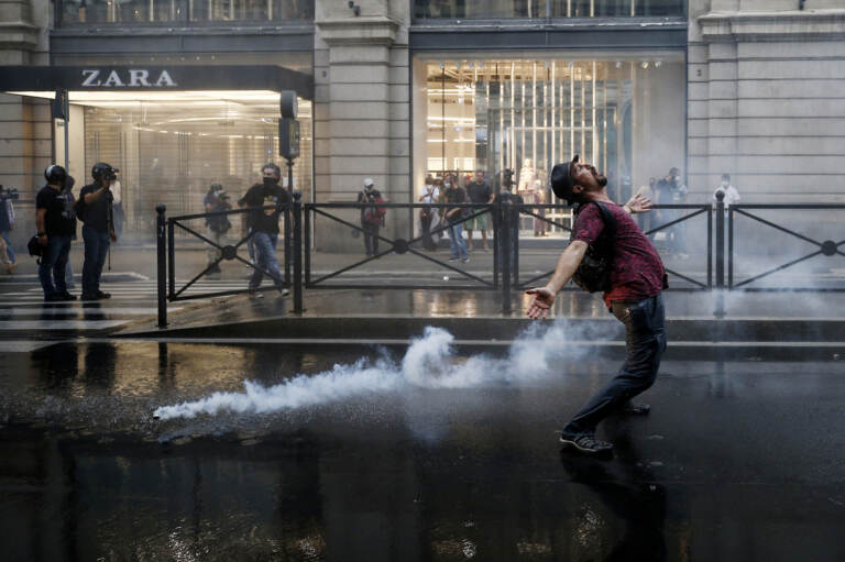 Roma, scontri durante la manifestazione dei No Green Pass