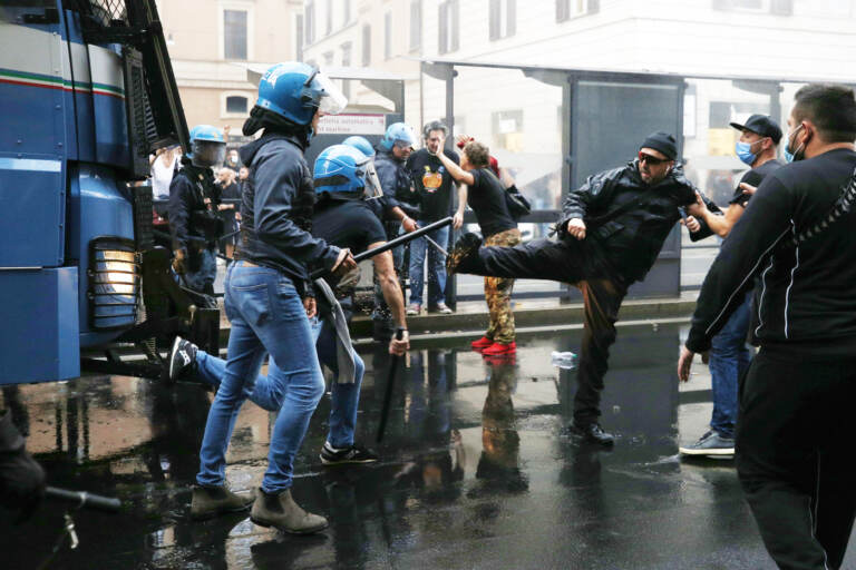 Roma, scontri durante la manifestazione dei No Green Pass