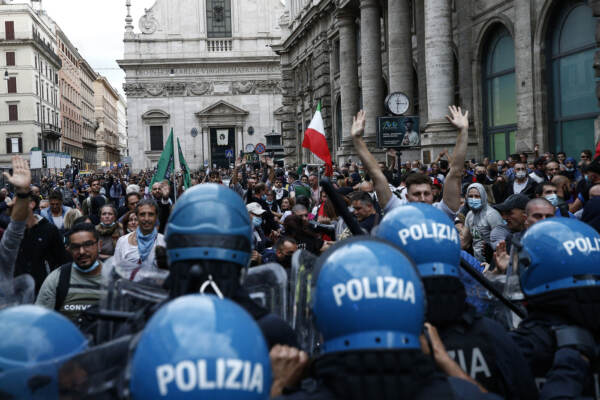 Roma, scontri durante la manifestazione dei No Green Pass