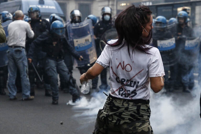 Roma, scontri durante la manifestazione dei No Green Pass