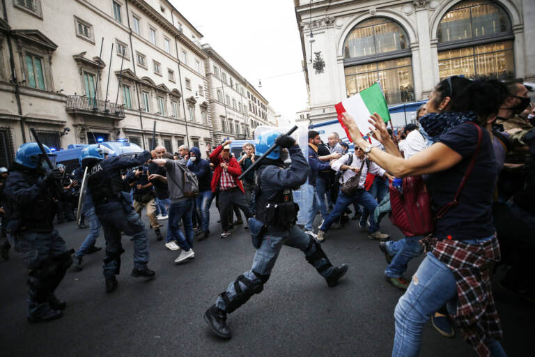 Roma, scontri durante la manifestazione dei No Green Pass