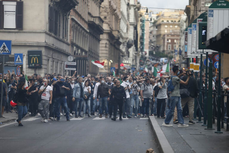 Roma, scontri durante la manifestazione dei No Green Pass