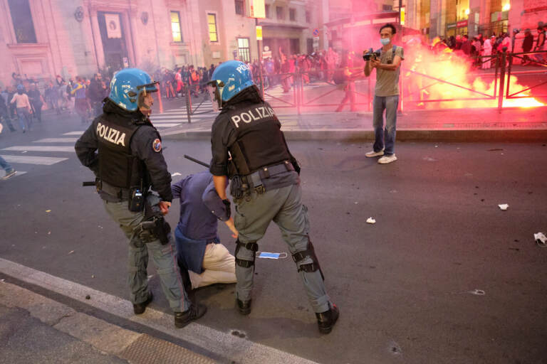 Roma, scontri durante la manifestazione dei No Green Pass