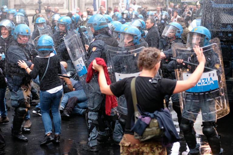 Roma, scontri durante la manifestazione dei No Green Pass