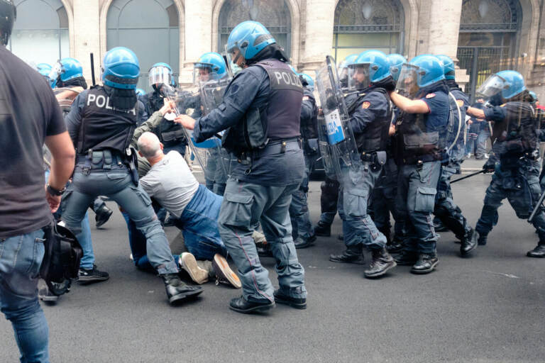 Roma, scontri durante la manifestazione dei No Green Pass