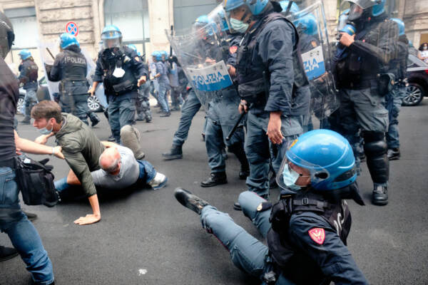 Roma, scontri durante la manifestazione dei No Green Pass