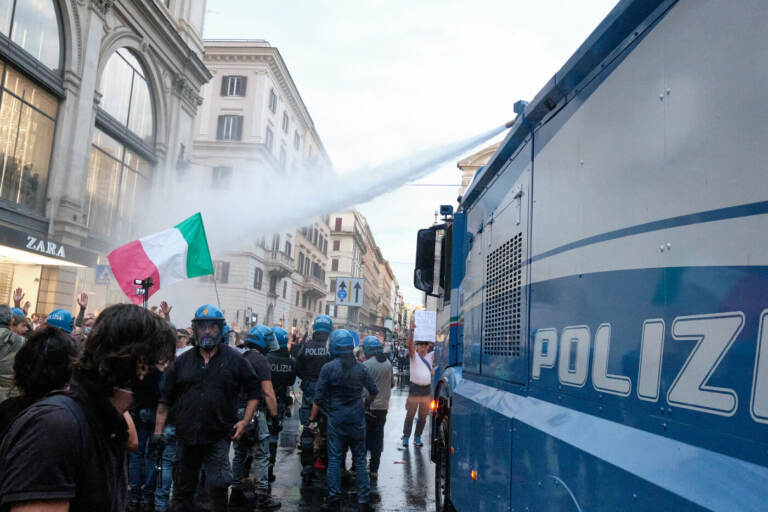 Roma, scontri durante la manifestazione dei No Green Pass