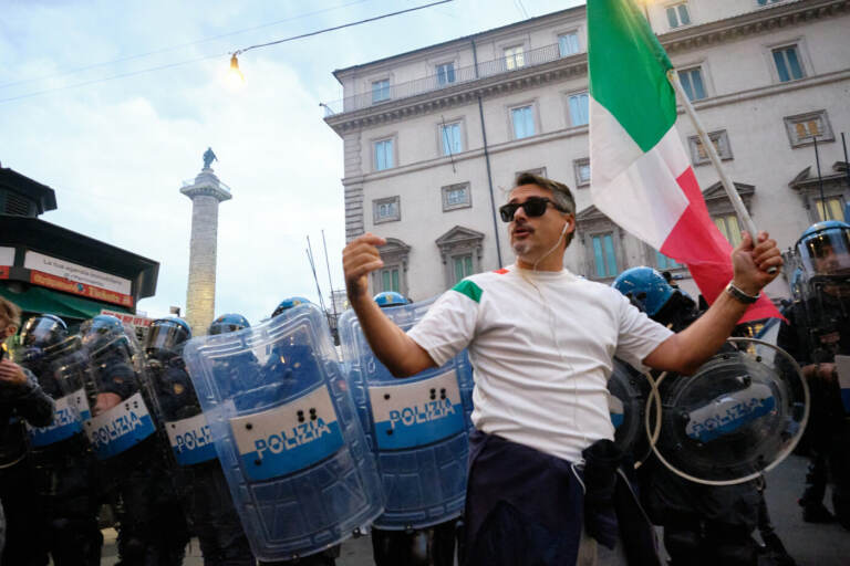 Roma, scontri durante la manifestazione dei No Green Pass