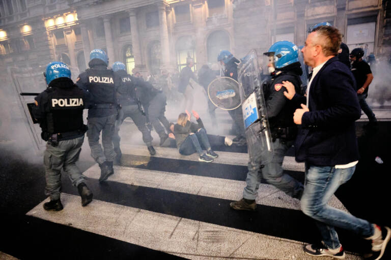 Roma, scontri durante la manifestazione dei No Green Pass