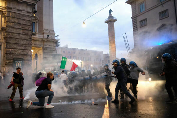 Roma, scontri durante la manifestazione dei No Green Pass