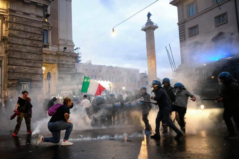 Roma, scontri durante la manifestazione dei No Green Pass