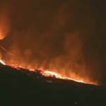 Canarie, ancora lava a La Palma: le suggestive immagini notturne