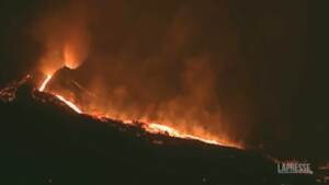 Canarie, ancora lava a La Palma: le suggestive immagini notturne