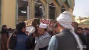 Afghanistan, kamikaze in moschea: i funerali delle vittime