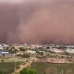 Brasile, la tempesta di sabbia colora il cielo di rosa