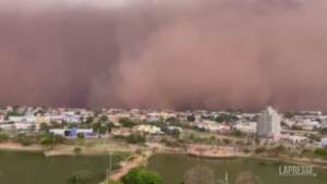 Brasile, la tempesta di sabbia colora il cielo di rosa