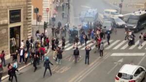 No Green Pass, Roma: dimostranti forzano i blocchi. Tensioni con la polizia