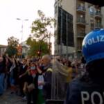 Milano, tensioni a corteo no green pass non autorizzato