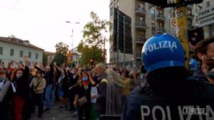Milano, tensioni a corteo no green pass non autorizzato
