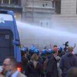 No Green Pass, Roma: al corteo la polizia usa gli idranti per disperdere i manifestanti