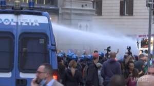 No Green Pass, Roma: al corteo la polizia usa gli idranti per disperdere i manifestanti