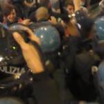 Roma, barricate a corteo no green pass in via del Corso