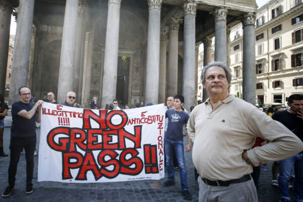 Roma, manifestazione No Green pass indetta da Forza Nuova al Pantheon
