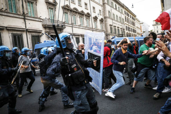 Roma, scontri durante la manifestazione dei No Green Pass