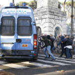 Roma, manifestante ricoverato in stato di fermo: No Green Pass assaltano il Pronto soccorso