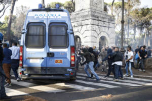 Roma, scontri durante la manifestazione dei No Green Pass