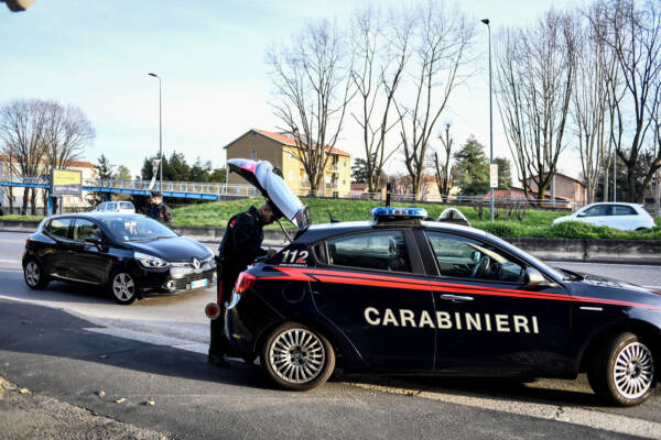 Coronavirus Milano, i controlli delle forze dell'ordine agli ingressi della città