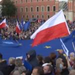 Polonia, manifestazioni a favore dell’Ue in tutto il Paese. Anche Donald Tusk in piazza