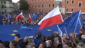 Polonia, manifestazioni a favore dell’Ue in tutto il Paese. Anche Donald Tusk in piazza