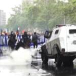 Cile, manifestanti indigeni respinti con idranti: scontri a Santiago