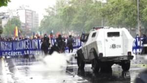 Cile, manifestanti indigeni respinti con idranti: scontri a Santiago