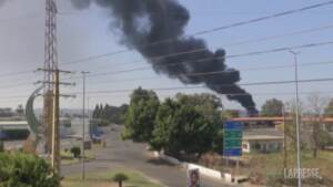 Libano, enorme incendio in impianto petrolifero vicino a Beirut