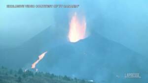 Canarie, la colata lavica dopo il collasso di una parte del cono del vulcano
