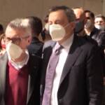 Draghi arriva alla sede della Cgil, l’abbraccio con  Landini