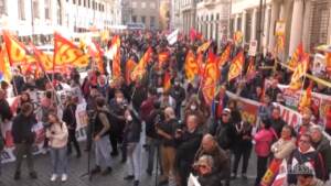 Roma, sciopero dei sindacati di base: “Lavoratori in crisi daranno vita a un movimento unitario”