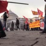 Napoli, esponenti di sindacati di base lanciano uova contro la sede di Confindustria