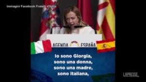 Meloni ripete il suo slogan in spagnolo: “Soy Giorgia, una mujer, soy una madre”