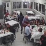 Napoli, rapinatori in pizzeria puntano il fucile contro clienti con bimbi piccoli